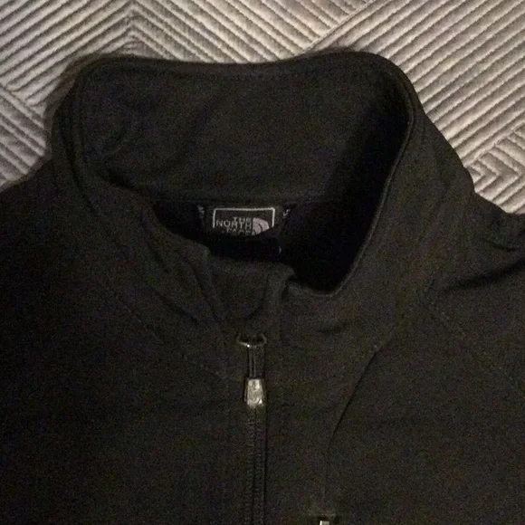 The North Face black medium jacket for women. - Picture 4 of 7